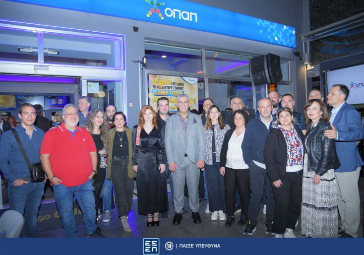 Η ομάδα του ΟΠΑΠ με συνεργάτες του δικτύου καταστημάτων της εταιρίας και τον ιδιοκτήτη του τυχερού πρακτορείου ΟΠΑΠ, Σαμουήλ Κουντουρατζόγλου