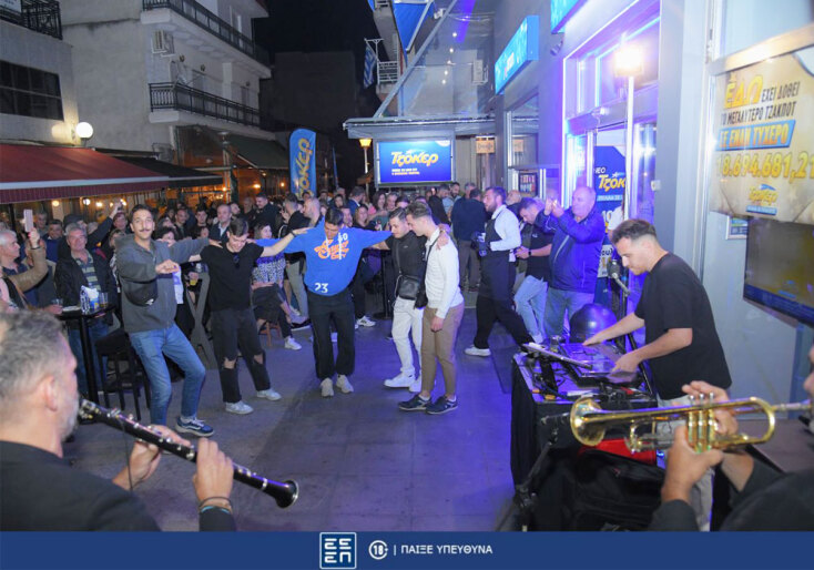 Οι κάτοικοι της Πτολεμαΐδας γιόρτασαν τον μεγάλο νικητή του ΤΖΟΚΕΡ υπό τους ήχους των Χάλκινων της Γουμένισσας