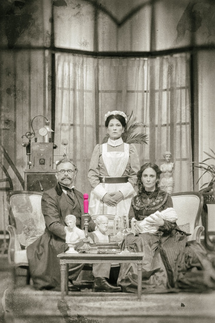 Ο Κωνσταντίνος Μαρκουλάκης πρωταγωνιστεί και σκηνοθετεί την παράσταση «Στο διπλανό δωμάτιο ή το έργο του δονητή» στο Βρετάνια