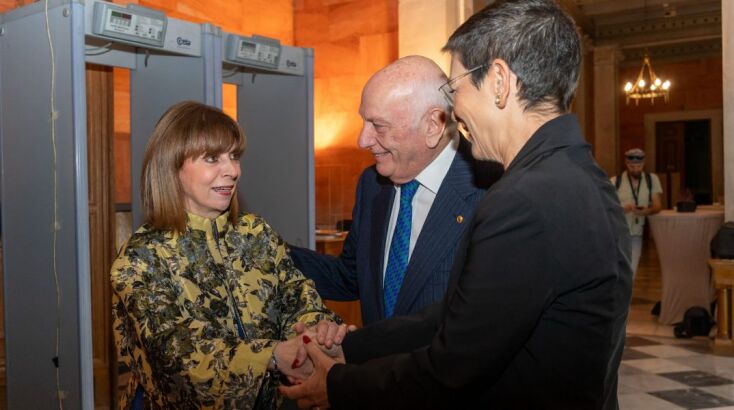 Η Κατερίνα Σακελλαροπούλου επέδωσε τα Βραβεία ΑΡΓΩ σε τελετή στην Ακαδημία Αθηνών