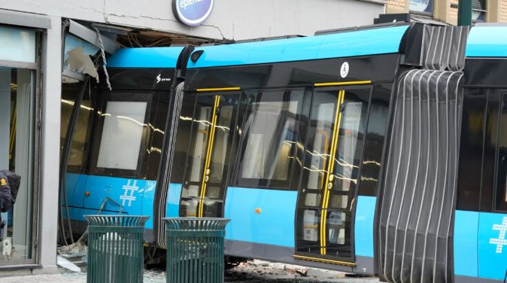 Όσλο: Τραμ με είκοσι επιβάτες εκτροχιάστηκε κι έπεσε σε κατάστημα 