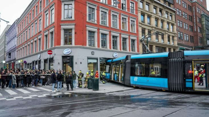 Όσλο: Τραμ με είκοσι επιβάτες εκτροχιάστηκε κι έπεσε σε κατάστημα 