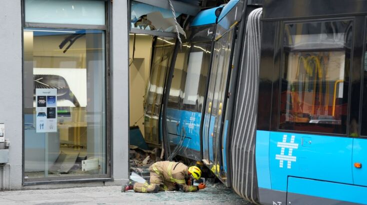 Όσλο: Τραμ με είκοσι επιβάτες εκτροχιάστηκε κι έπεσε σε κατάστημα 