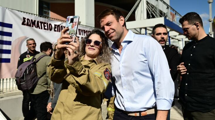 Στο πλευρό των εποχικών πυροσβεστών δηλώνει ο Κασσελάκης