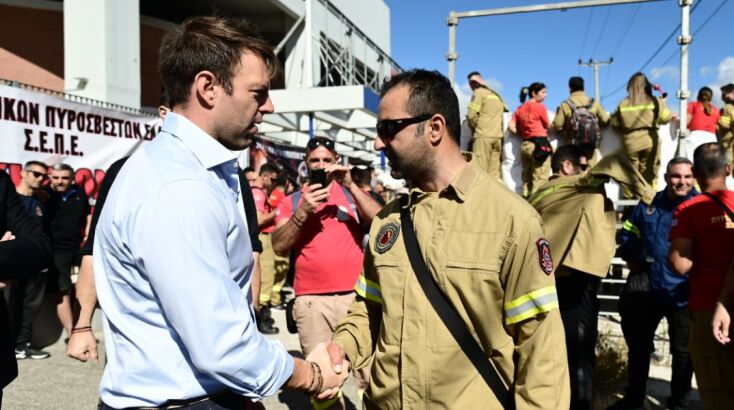 Στο πλευρό των εποχικών πυροσβεστών δηλώνει ο Κασσελάκης