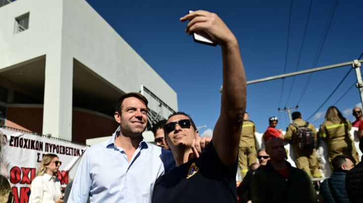 Στο πλευρό των εποχικών πυροσβεστών δηλώνει ο Κασσελάκης