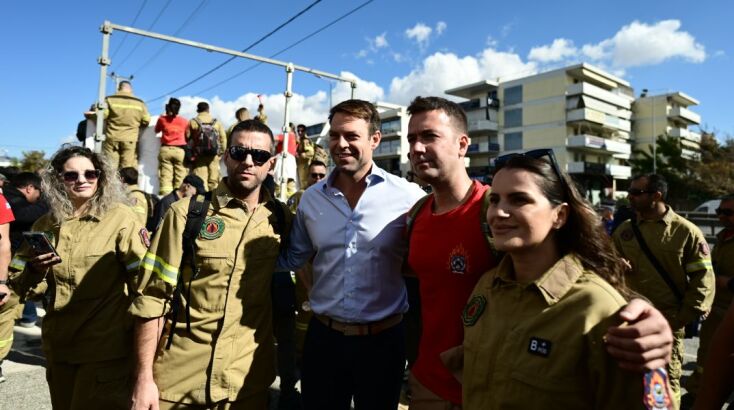Στο πλευρό των εποχικών πυροσβεστών δηλώνει ο Κασσελάκης