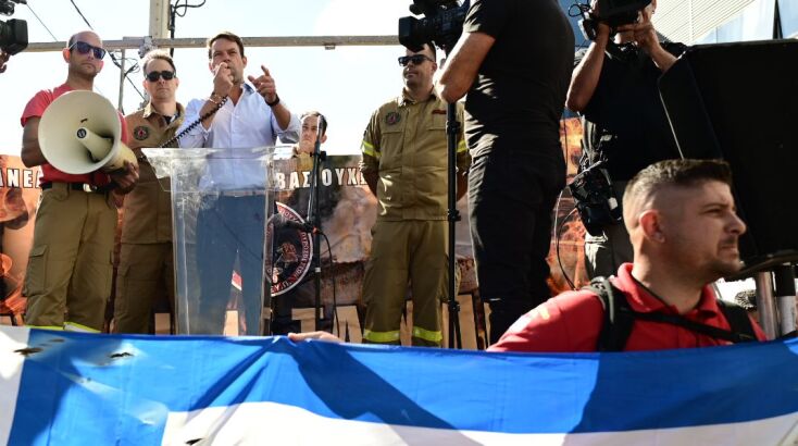 Στο πλευρό των εποχικών πυροσβεστών δηλώνει ο Κασσελάκης