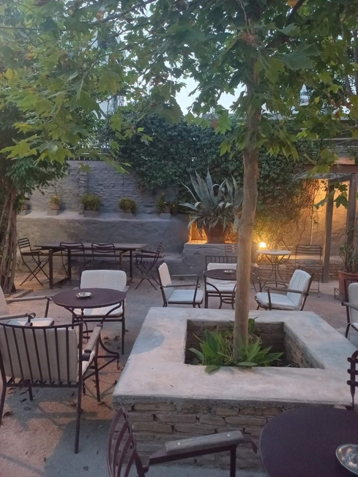 Η αυλή του Θεάτρου Επί Κολωνώ