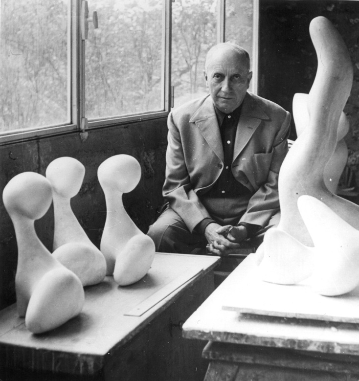 Ο Hans Arp στο εργαστήριό του με τρία γύψινα αντίτυπα του έργου Ονειρικό ζώο,  π. 1963 