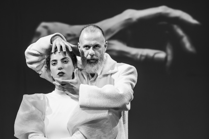 «Η πύλη της κόλασης», σε σκηνοθεσία Γιάννη Καλαβριανού ανεβαίνει φέτος στο Θέατρο του Νέου Κόσμου