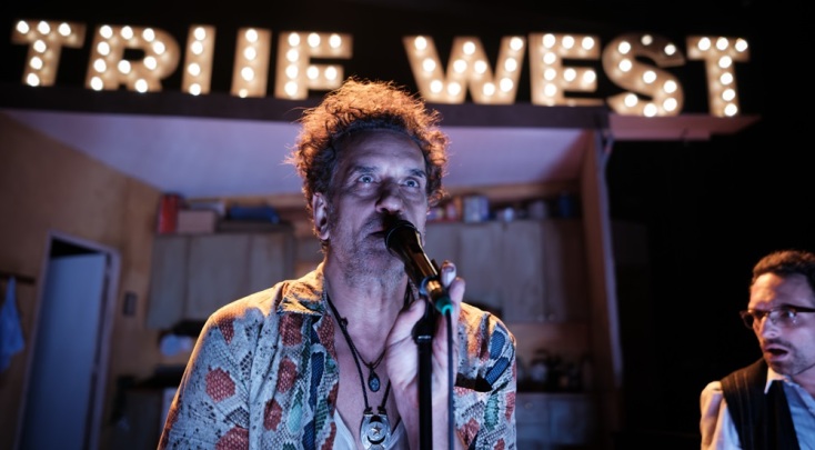 «True West» στο Θέατρο Χώρα, σε σκηνοθεσία Ελένης Καρακούλη