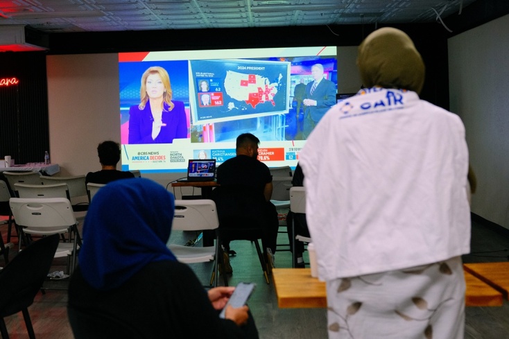 Πολίτες παρακολουθούν τα αποτελέσματα των εκλογών στις ΗΠΑ