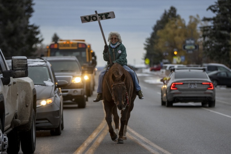 Πολίτες πάνω σε άλογα καλούσαν τους Αμερικανούς να ψηφίσουν