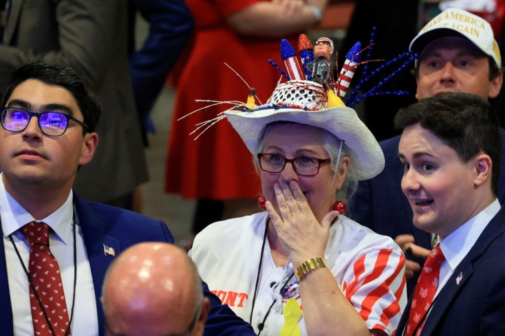 Γυναίκα με καπέλο διακοσμημένο για τις εκλογές ΗΠΑ 2024