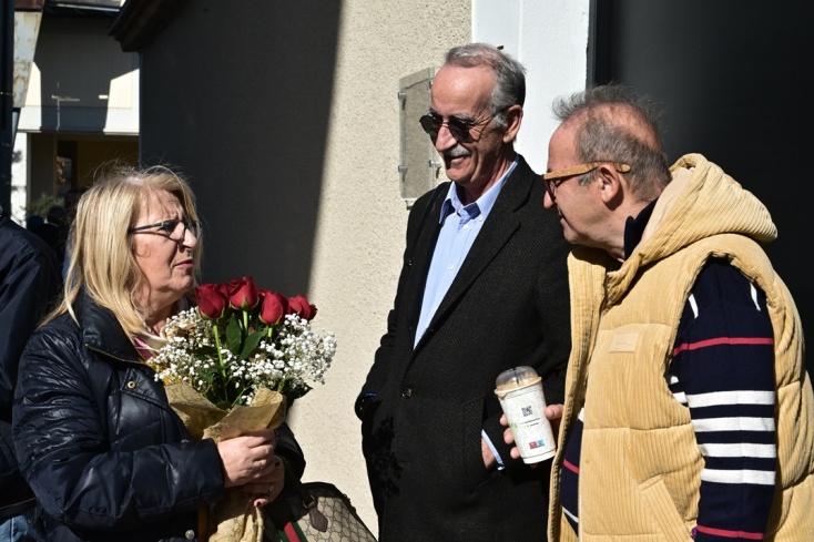 Κόσμος με λουλούδια στα γραφεία του Στέφανου Κασσελάκη στον Ταύρο