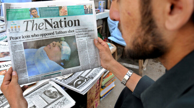 Πρωτοσέλιδο εφημερίδας με την τραυματισμένη Μαλάλα Γιουσαφζάι