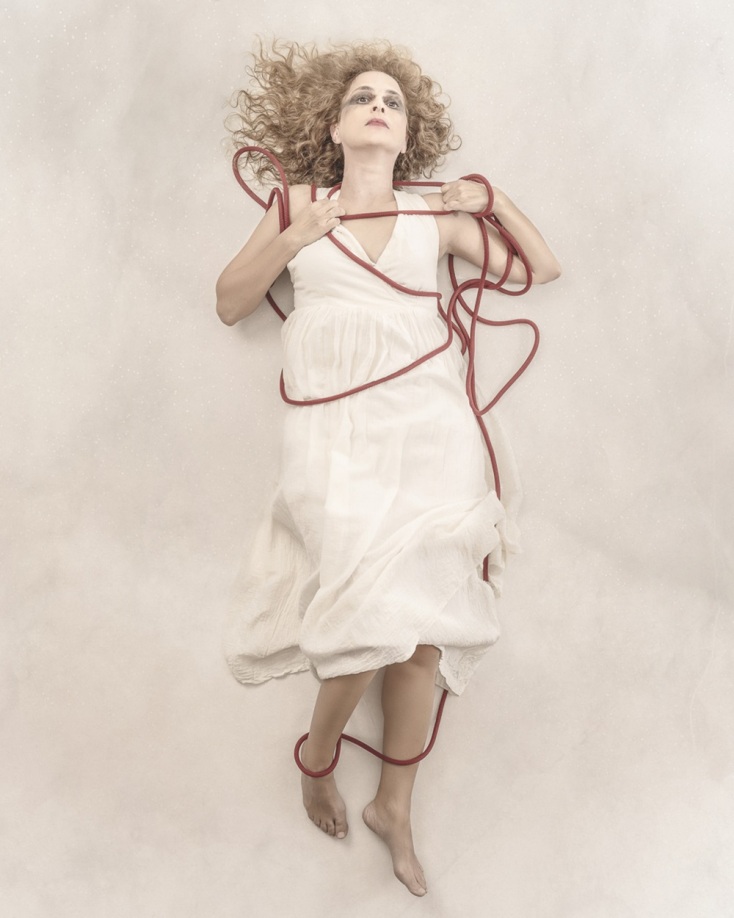 Η Τζίνη Παπαδοπούλου πρωταγωνιστεί στο «Μονόκλινο σε μπουάτ» στο θέατρο Αλκμήνη 