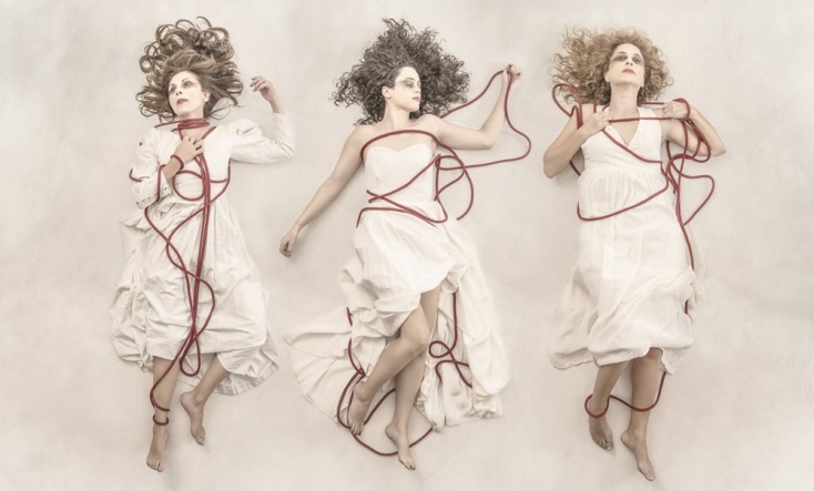 «Μονόκλινο σε μπουάτ», σε σκηνοθεσία Άννας Χατζησοφιά στο Θέατρο Ακμήνη