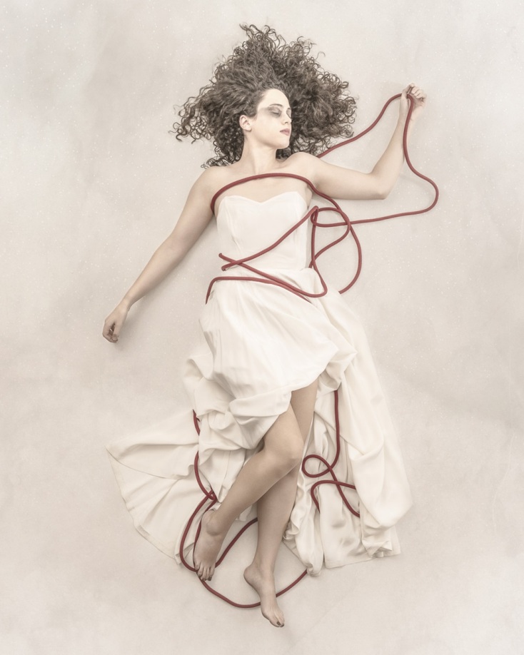 Η Ιφιγένεια Καραμήτρου πρωταγωνιστεί στο «Μονόκλινο σε μπουάτ» στο θέατρο Αλκμήνη