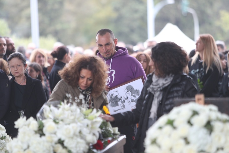 Πολίτες στο λαϊκό προσκύνημα της σορού του Γιάννη Μπουτάρη