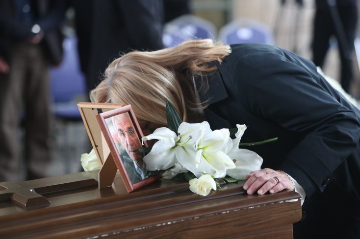 Λουλούδια στο φέρετρο του Γιάννη Μπουτάρη