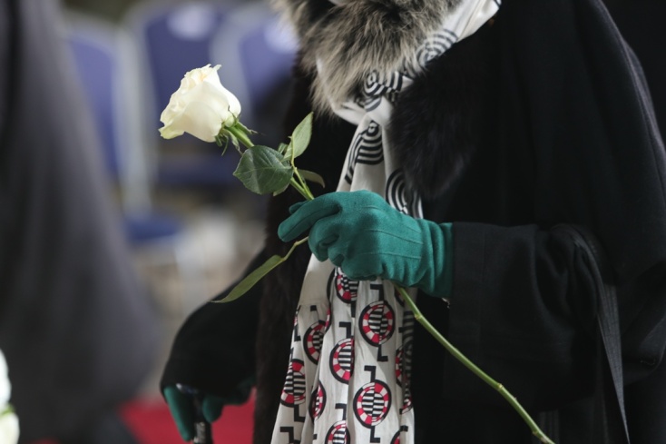 Πολίτες αφήνουν λουλούδια στο φέρετρο του Γιάννη Μπουτάρη