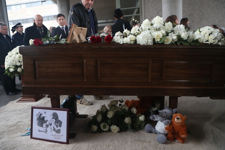 Λουλούδια, αντικείμενα και αρκουδάκια κάτω από το φέρετρο του Γιάννη Μπουτάρη