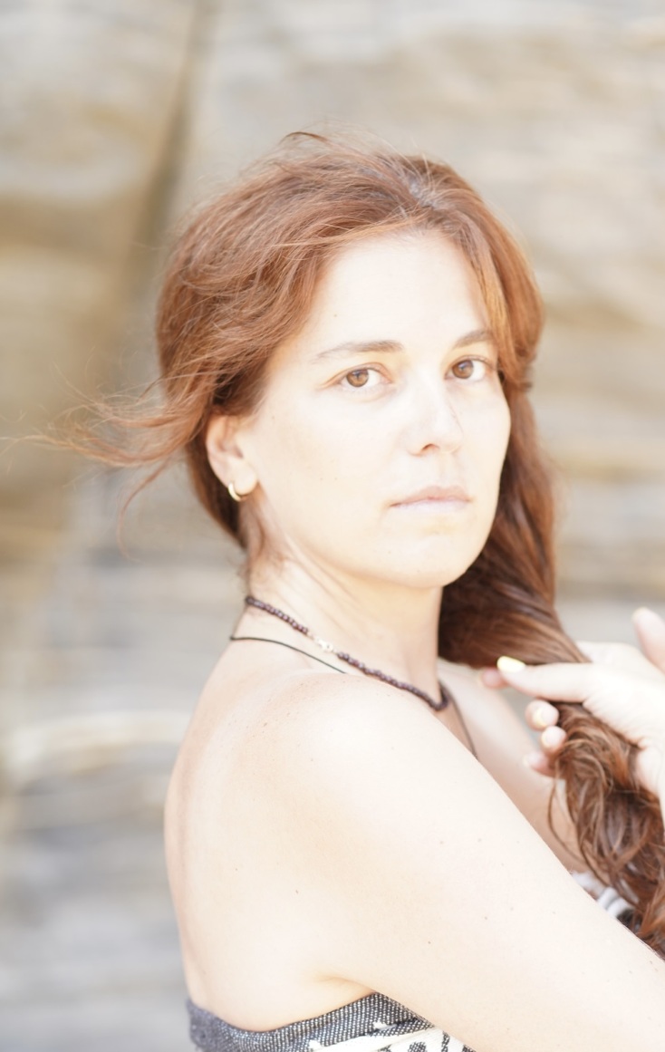 Η Μαρία Παπαφωτίου πρωταγωνιστει στην παράσταση «Διάφανος Ύπνος» στο Olvio αλλά και στο Σούπερ Ατού στο Vox