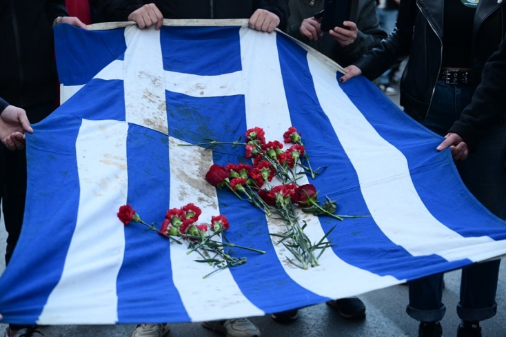 Επέτειος Πολυτεχνείου: Σε εξέλιξη η πορεία με την αιματοβαμμένη σημαία