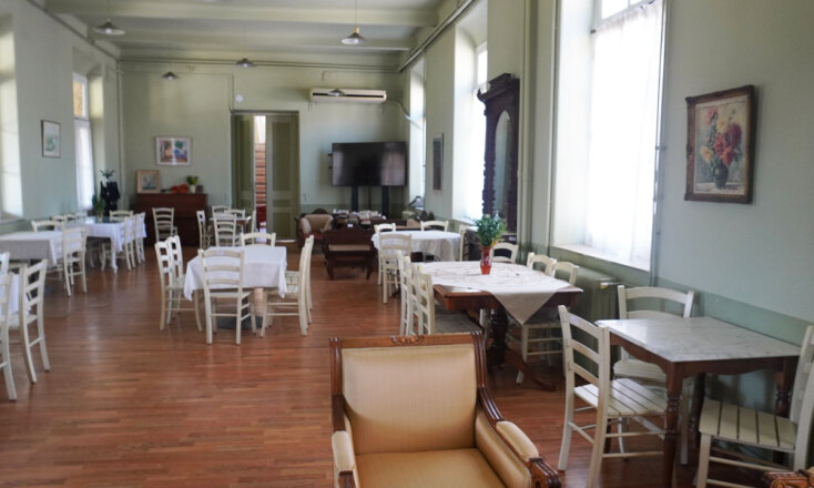 Το εστιατόριο του Γηροκομείου Αθηνών. Βάσει νόμου, το ελάχιστο όριο θερμιδικής πρόσληψης στις μονάδες ανά ημέρα φροντίδας ηλικιωμένων είναι 1.600