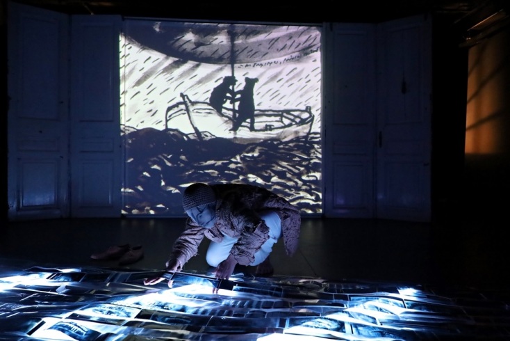 Ο Άθως Δανέλλης ενσαρκώνει τις φιγούρες στο έργο «Στη σκιά του Λούσια» στο Από Μηχανής Θέατρο