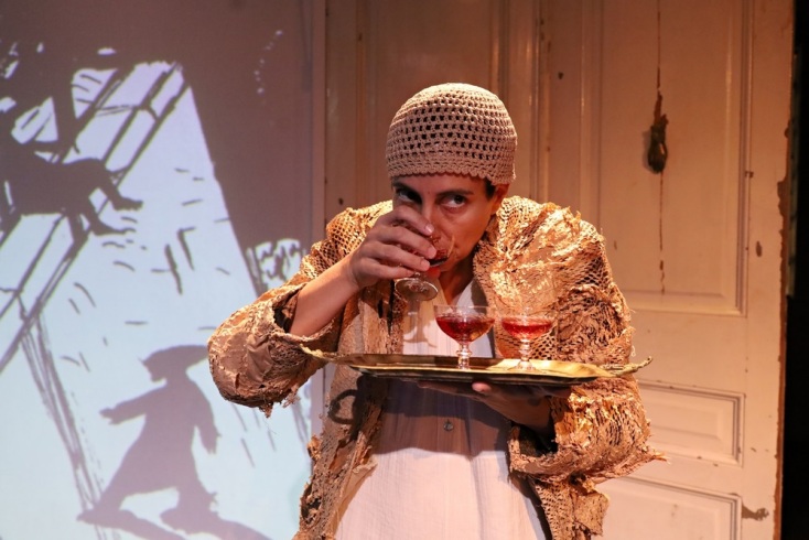 Η Ρηνιώ Κυριαζή σκηνοθετεί και πρωταγωνιστεί στην παράσταση «Στη σκιά του Λούσια»