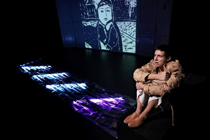 Η Ρηνιώ Κυριαζή σκηνοθετεί και πρωταγωνιστεί στην παράσταση «Στη σκιά του Λούσια»