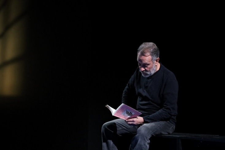 Ο Άθως Δανέλλης ενσαρκώνει τις φιγούρες στο έργο «Στη σκιά του Λούσια» στο Από Μηχανής Θέατρο