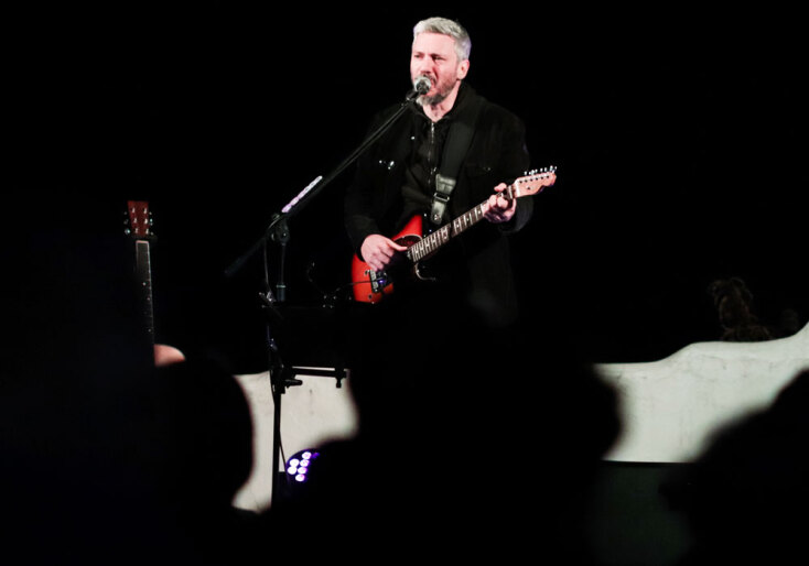 Ο Αλκίνοος Ιωαννίδης στο προαύλιο της εκκλησίας στο χωριό Παππάδες