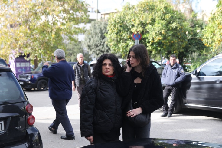 Τάνια Τρύπη και Τζένη Καζάκου στην κηδεία του Μανούσου Μανουσάκη