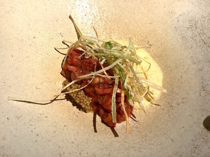 +Τροφή, Ταρτάρ μόσχου με σάλτσα αυγού, πίκλα από σινάπι και τσιπς πράσου