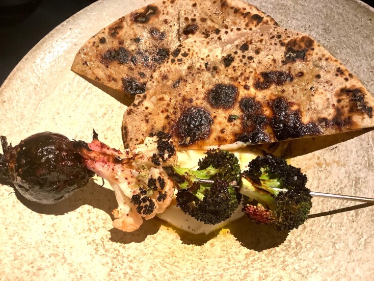 +Τροφή, Λαχανικά στη φωτιά με γλάσο, κρέμα κουνουπίδι και πίτες νάαν