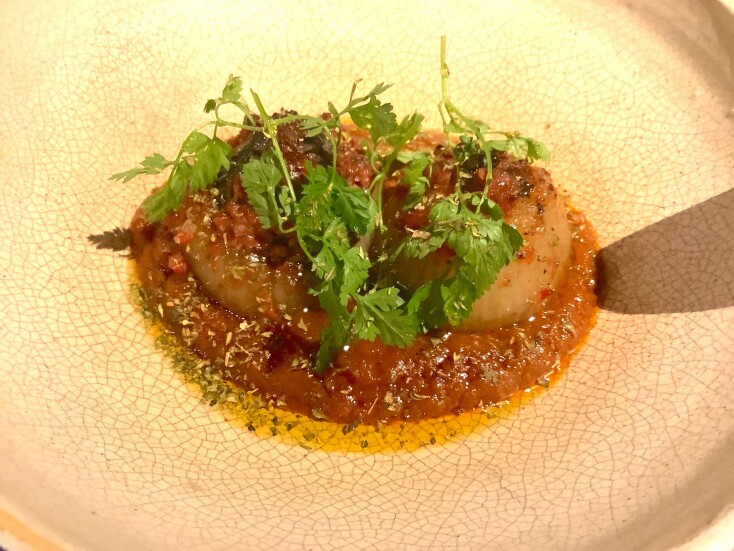 +Τροφή, κρεμμύδια γεμιστά με μοσχαρίσιο κιμά και σταφίδες με σάλτσα παστιτσάδας