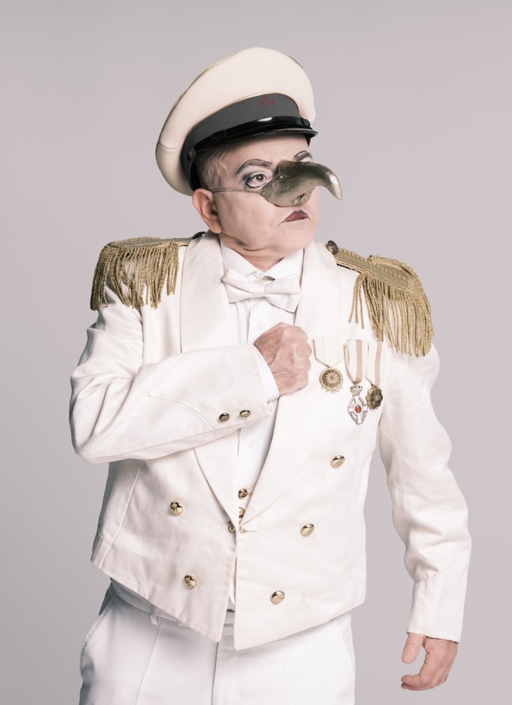 Ο τελευταίος Ασπροκόρακας: μια ξεκαρδιστική ανατρεπτική κωμωδία στο Εθνικό