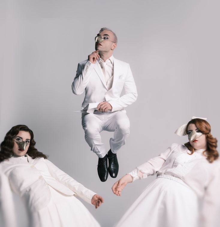 Ο τελευταίος Ασπροκόρακας: μια ξεκαρδιστική ανατρεπτική κωμωδία στο Εθνικό