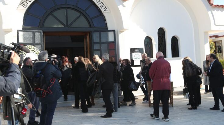 Στην εκκλησία βρίσκονταν ελάχιστοι φίλοι και συγγενείς για να αποχαιρετήσουν την εθνική μαγείρισσα
