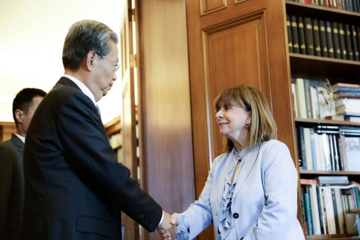 Η Κατερίνα Σακελλαροπούλου με τον Zhao Leji στο προεδρικό Μέγαρο