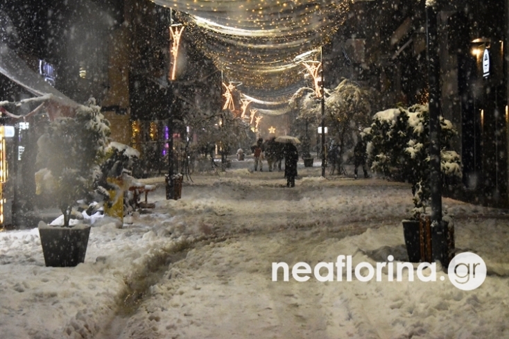 Πολίτες περπατούν στα χιόνια