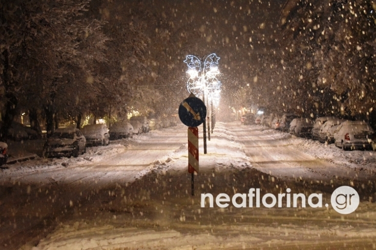 Χιόνια στη στολισμένη για τα Χριστούγεννα Φλώρινα
