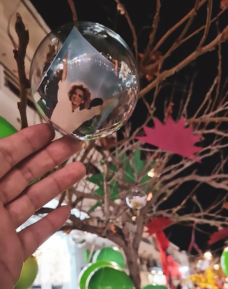 Στην Κρήτη στόλισαν χριστουγεννιάτικο δέντρο με θέμα το... παλιό ΠΑΣΟΚ