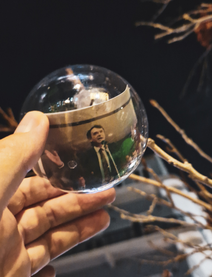 Στην Κρήτη στόλισαν χριστουγεννιάτικο δέντρο με θέμα το... παλιό ΠΑΣΟΚ