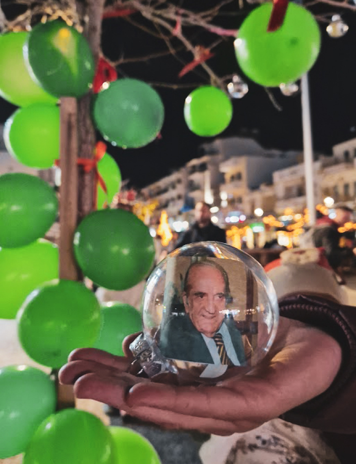 Στην Κρήτη στόλισαν χριστουγεννιάτικο δέντρο με θέμα το... παλιό ΠΑΣΟΚ