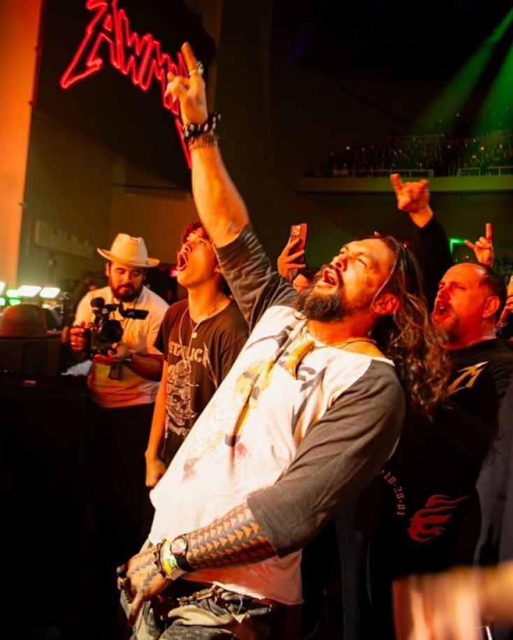 Ο Τζέισον Μομόα με τον γιο του στη συναυλία των Metallica